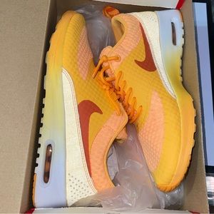 Used great condition air max thea prm🧡🍊
